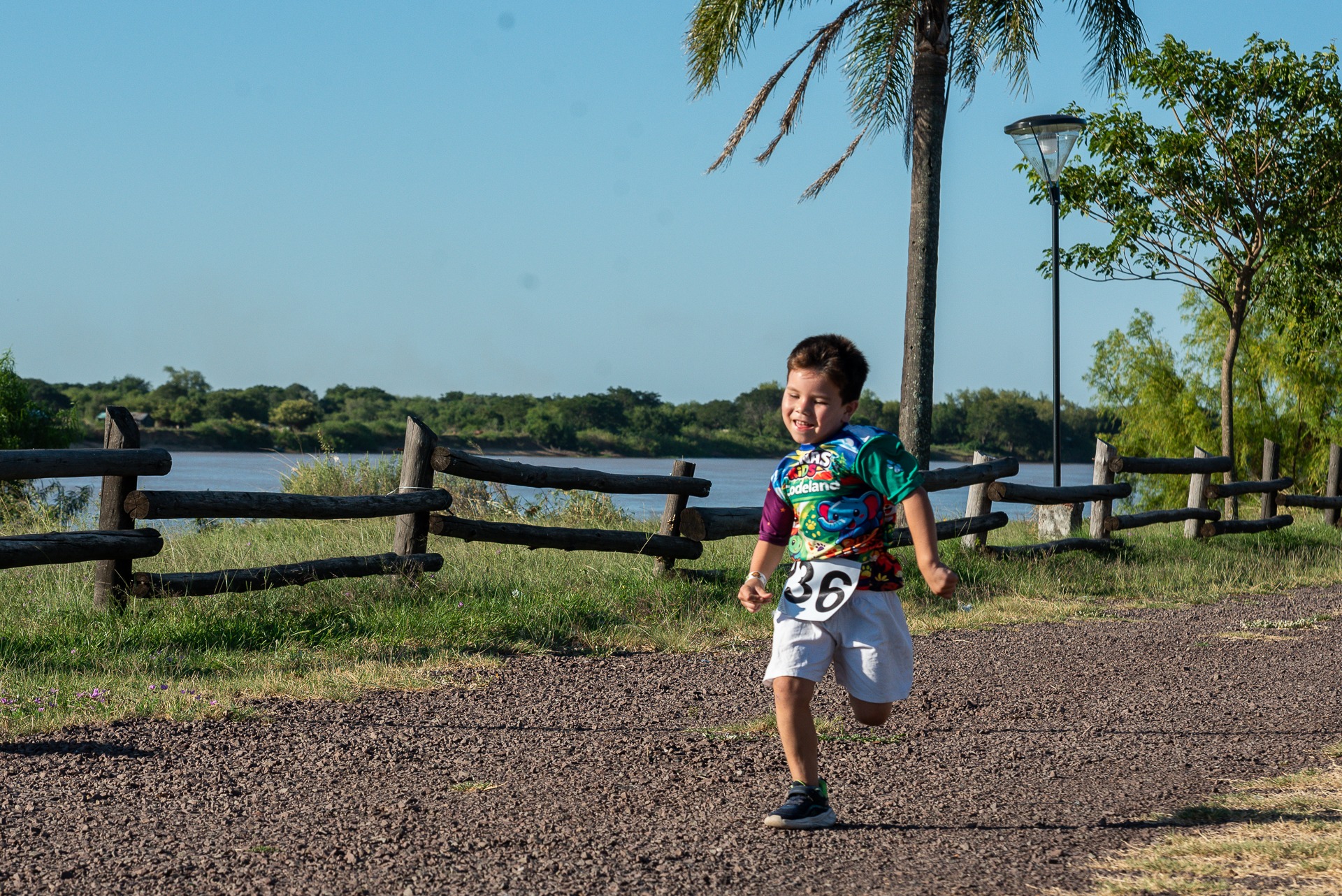 Niño participando de una carrera