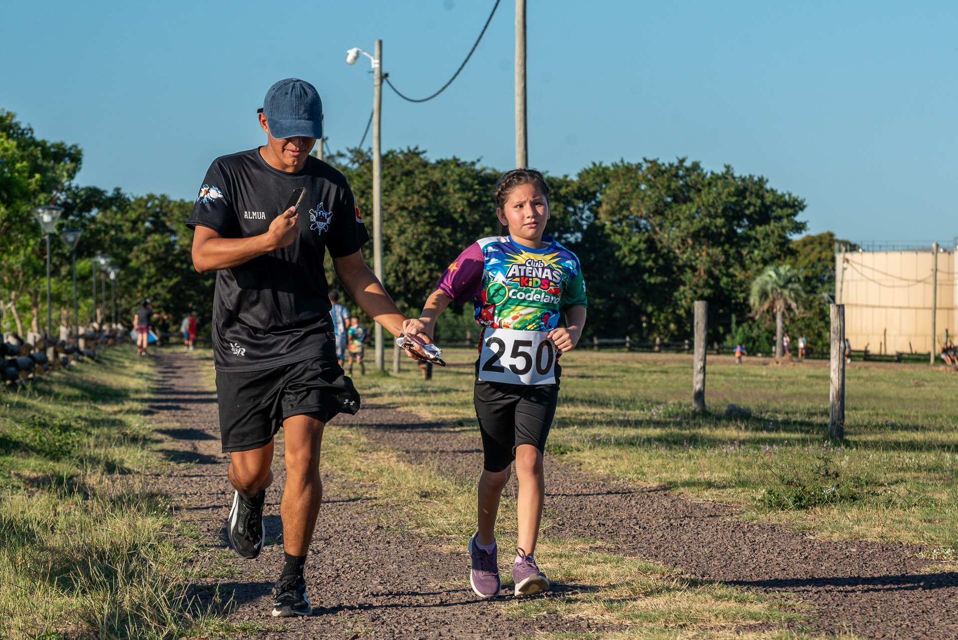 Adulto acompañando a una chica durante una carrera