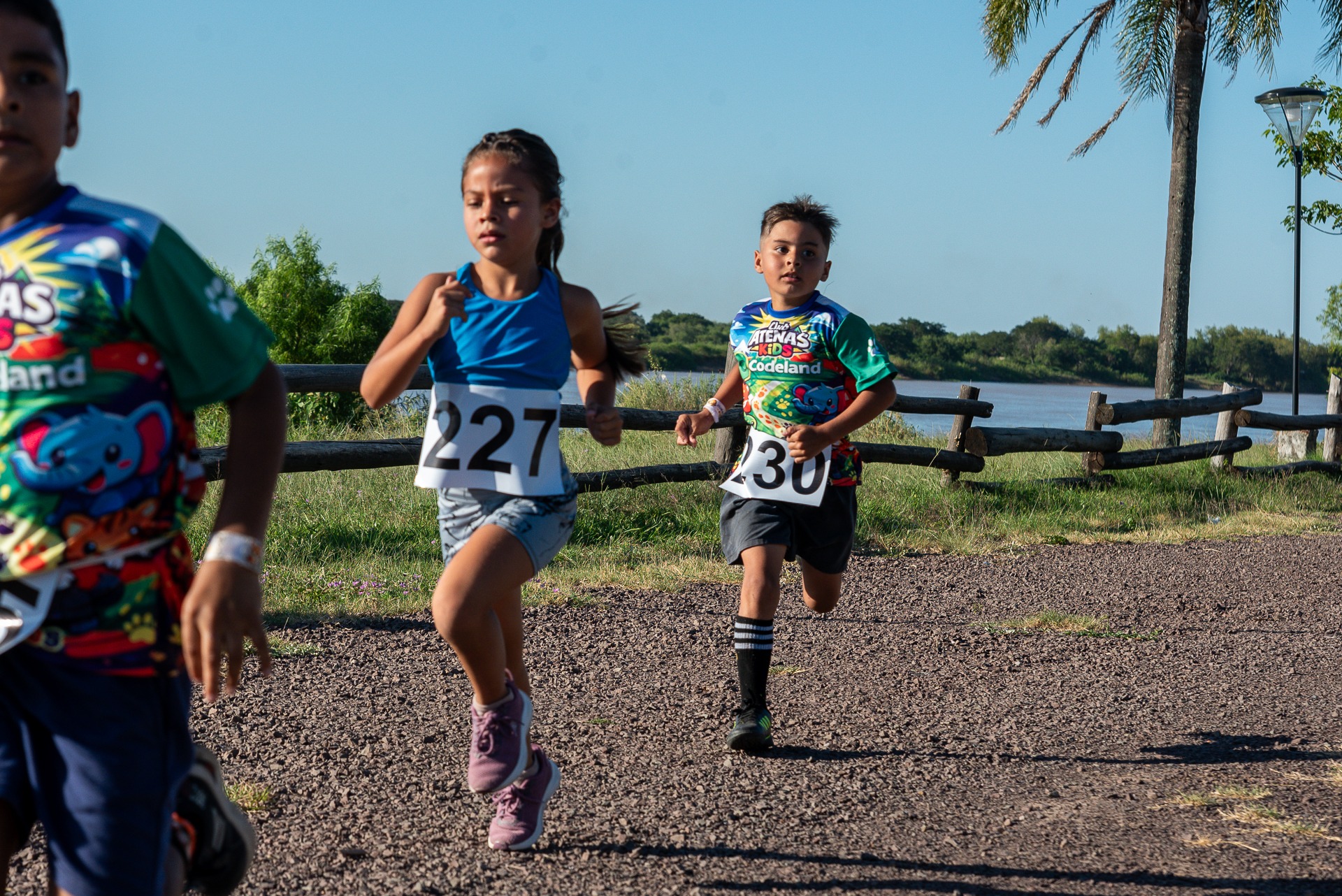 Chicos corriendo en competencia