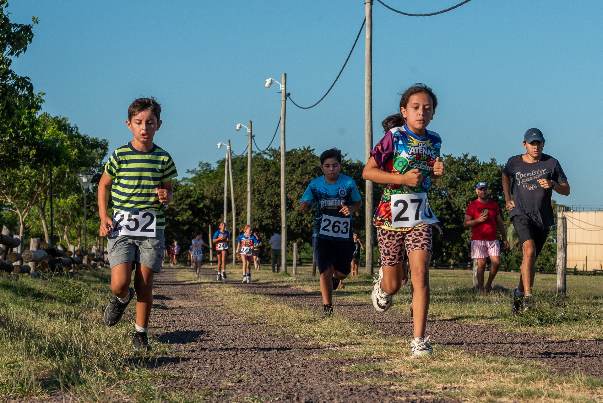 Grupo de chicos y adolescentes corriendo