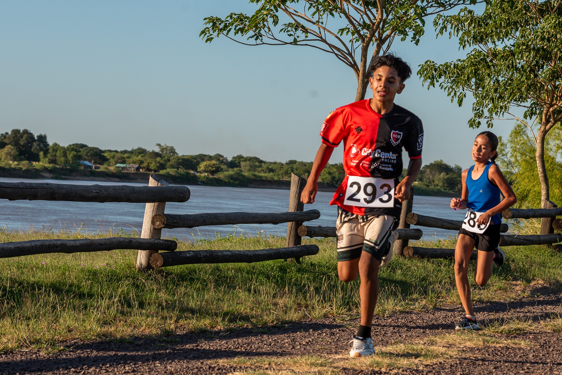 Adolescentes participando de una carrera