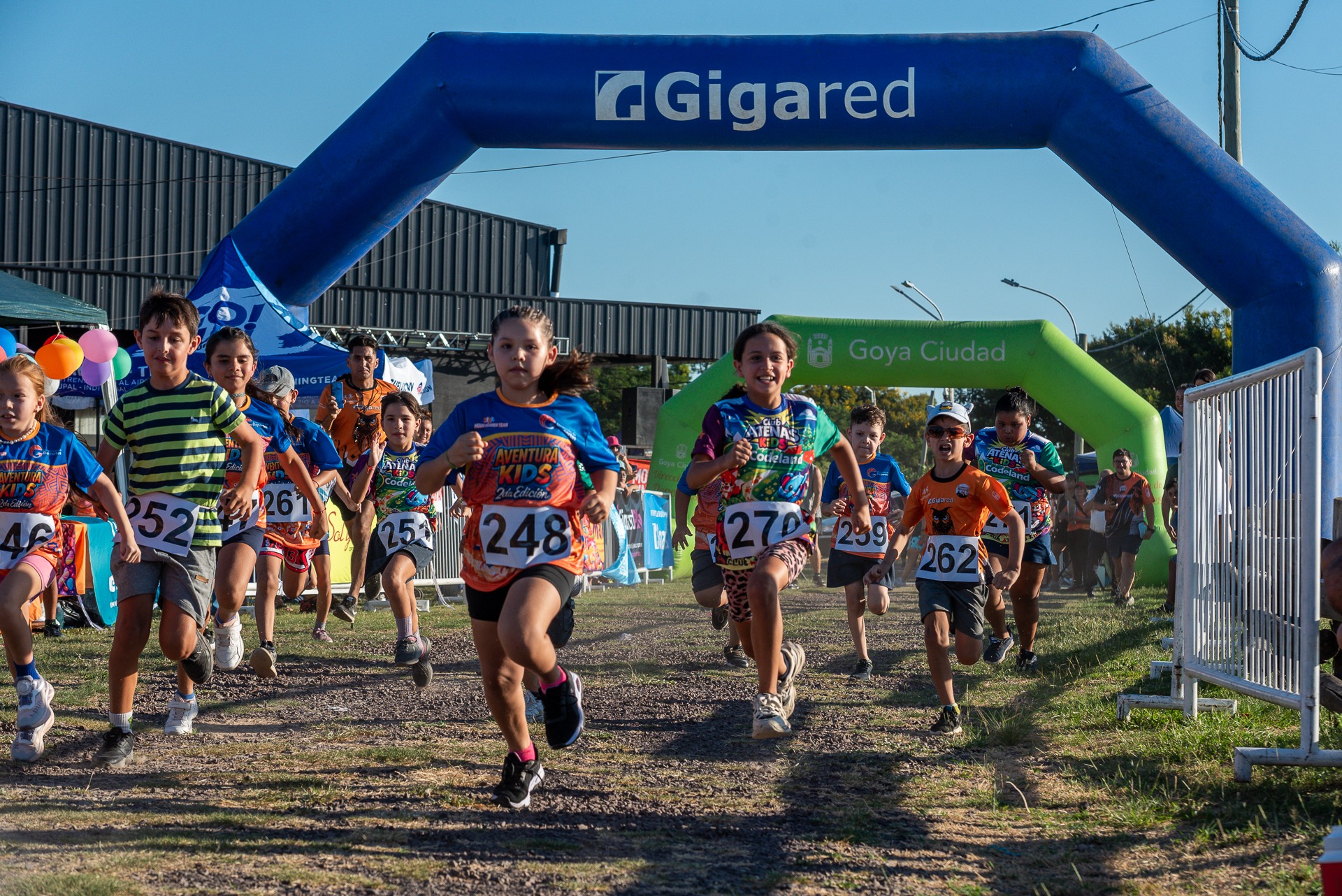 Chicos de Atenas Kids corriendo